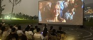 （女人小穴喷水在线观看转载）成都秋夜“新耍法”：到公园看坝坝电影
